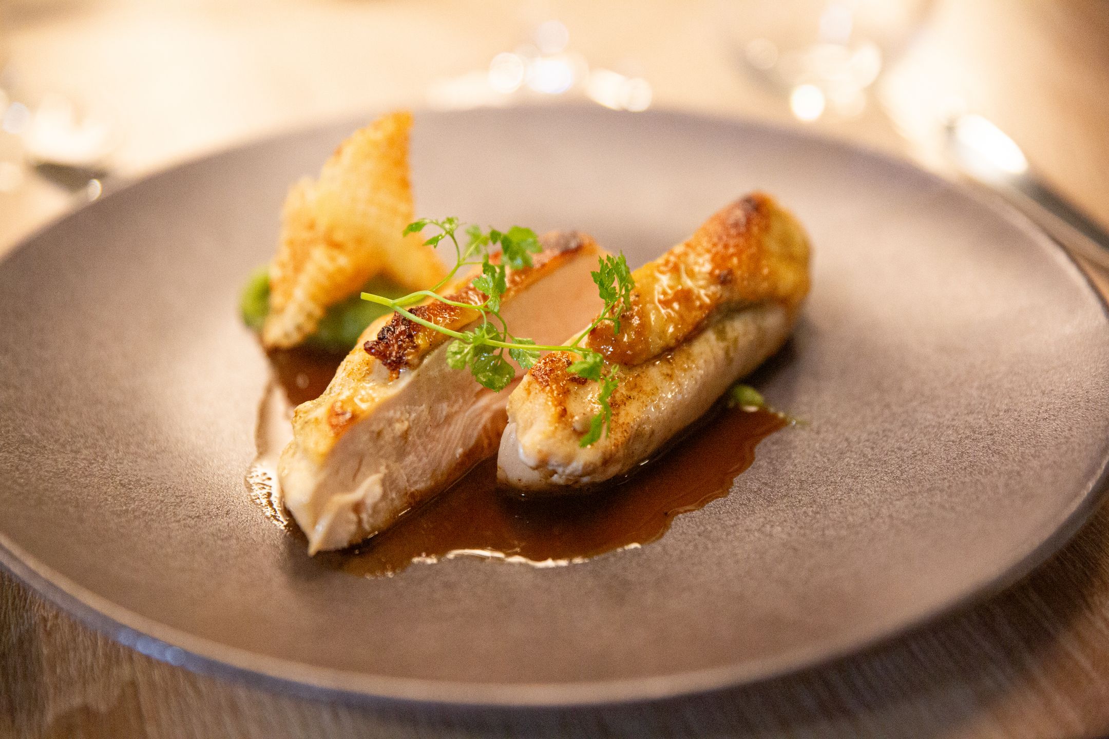 Pièce de viande rôtie, légumes verts et jus