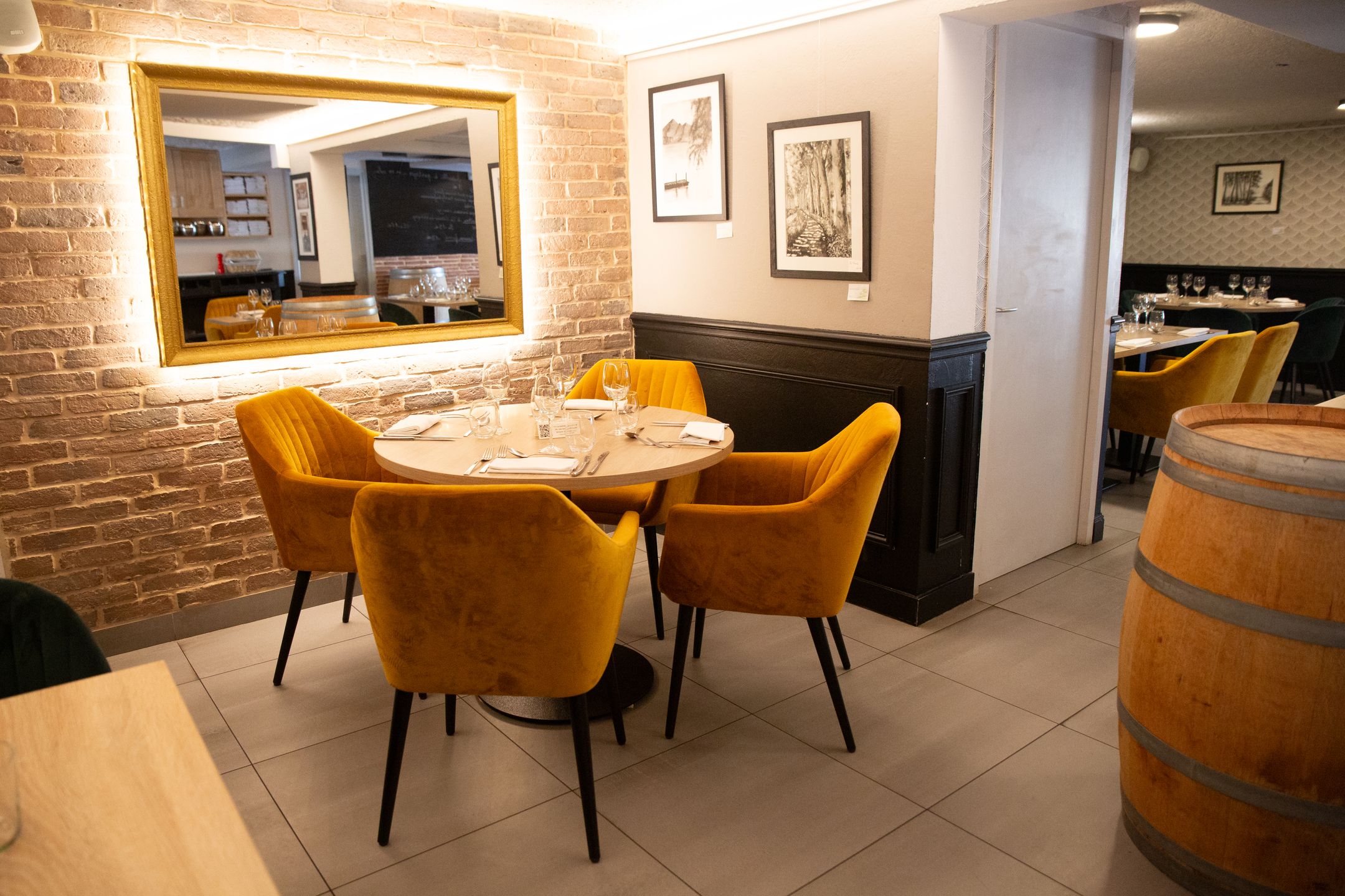 Une table dressée dans la salle