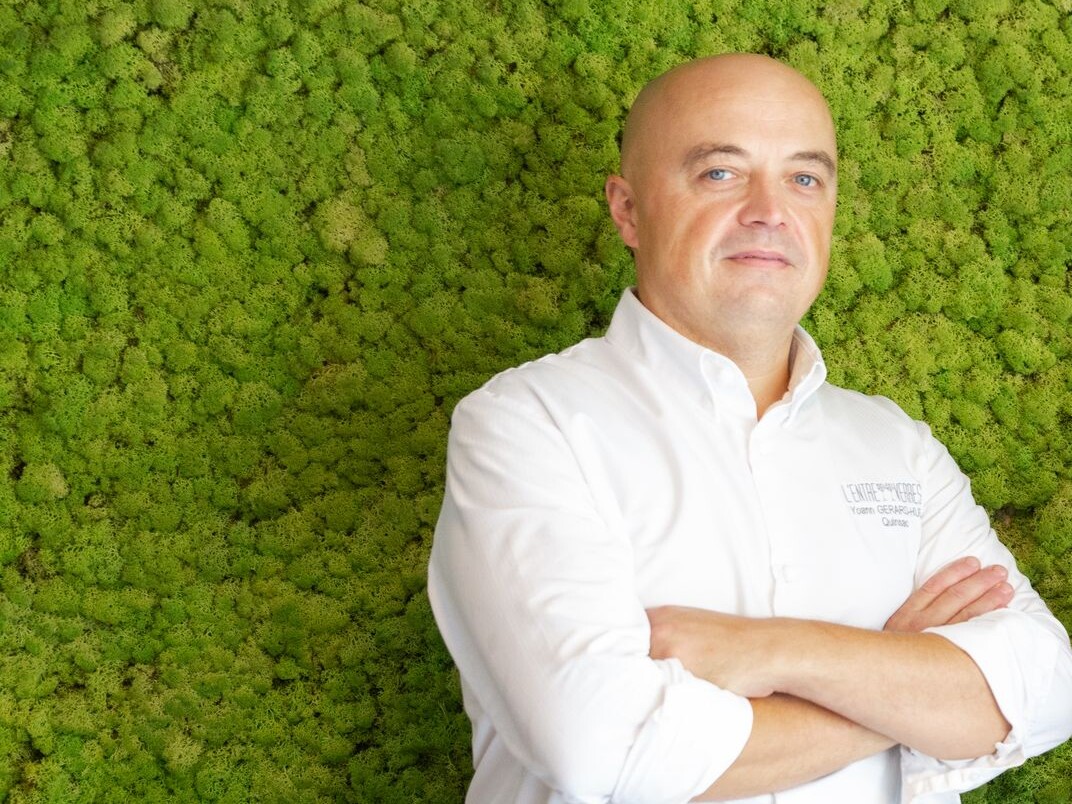 Yoann Gérard-Huet devant le mur végétal du restaurant